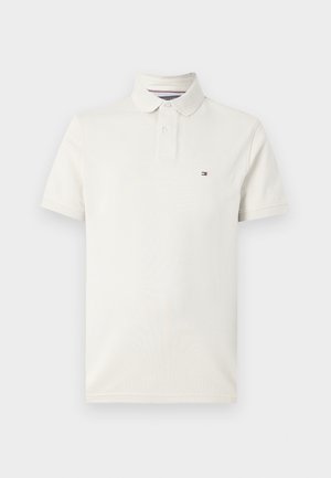 Korte mouwen polo shirt in crème katoen, met een klassieke kraag, drie knopen en een klein logo op de linkerborst.