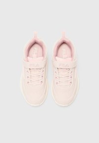 Baskets rose clair avec une tige synthétique lisse, un col rembourré, une sangle ajustable et une semelle en caoutchouc blanc. Comprend un logo en relief sur la languette.