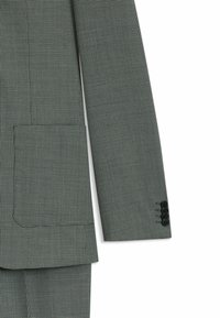Grau kariertes Sakko mit taillierter Passform, einzelner Brusttasche und drei-Knopf-Manschettendetail. Glatte Stoffoberfläche.