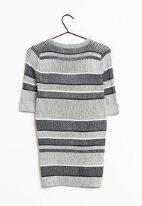 Robe en maille côtelée grise et noire avec des rayures horizontales, manches trois-quarts et détail de boutons sur les poignets, suspendue sur un cintre noir.