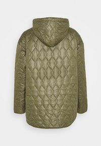 Vadderad olivgrön huvajacka med en slät och glansig yta samt diamantmönstrad sömnad, med en lös passform och rundad nederkant.