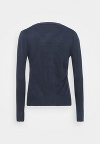 Marinblå stickad tröja, lång ärm, rund halsringning, ribbad nederkant, lätt textur, mjukt tyg, enkel design.