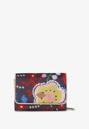 Kleurrijke bloemenprint portemonnee in paars, met een gele en witte accent, sluiting met klapsluiting en een goudkleurig hardwaredetail.