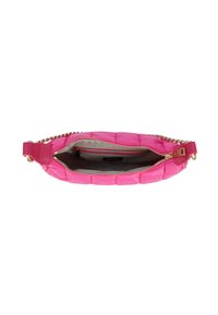 Borsa a mano imbottita rosa con tracolla in catena, chiusura con zip e interni foderati con una tasca piccola. Texture liscia con una finitura lucida.