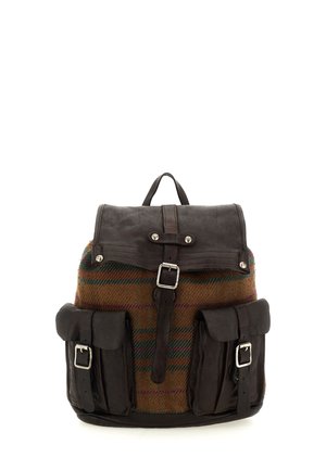 Zaino in tessuto a quadri marrone e verde, patta in pelle marrone scuro, due tasche frontali con fibbia e manico superiore.