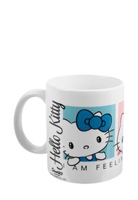 Mug in ceramica bianca con illustrazioni di Hello Kitty, con un fiocco blu sul personaggio a sinistra e uno sfondo rosa a destra.