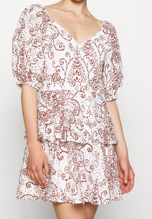 Weißes Kleid mit rostfarbenen, filigranen Wirbelmustern, kurzen Puffärmeln, V-Ausschnitt und einem mehrstufigen Rock, getragen von einer Person.