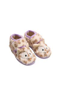 Zapatillas de casa con temática de gato, confeccionadas con pelaje sintético de color beige y marrón con manchas, detalles en púrpura, grandes ojos de dibujo animado y orejas de gato; cierre con correa ajustable.