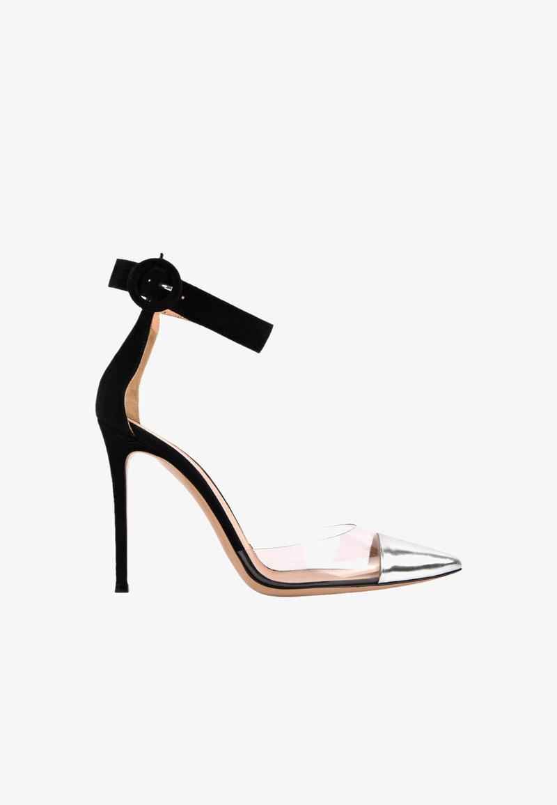 Chaussure noire à talons hauts avec bride de cheville, panneaux latéraux transparents et bout pointu argenté.