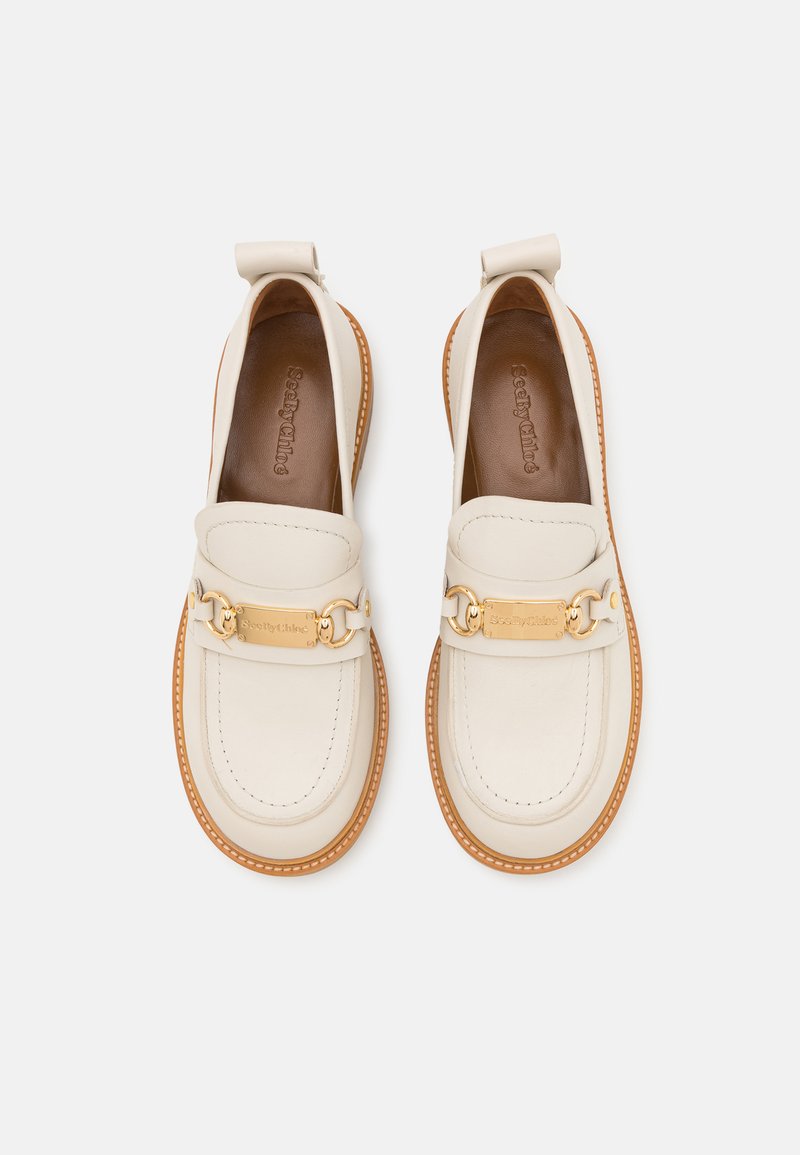Lederloafers in Off-White mit einem goldenen Kettenakzent und einer hellbraunen Gummisohle. Verfügt über gestickte Details und eine glatte Textur.