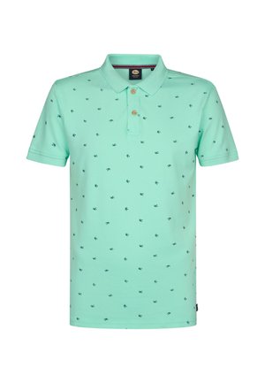 Tricou polo mint deschis din țesătură moale, cu guler, pantă cu trei nasturi și modele întunecate albastre împrăștiate pe toată suprafața.