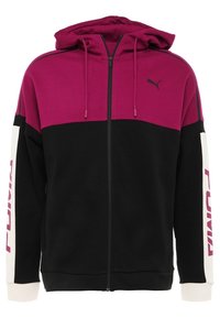 Un sweat à capuche noir et magenta avec fermeture éclair, doté d'une capuche à cordon de serrage, de poignets côtelés et du logo "PUMA" imprimé en blanc sur les manches. Texture de tissu douce.
