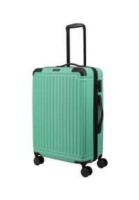 Hartschalentrolley in Türkis, mit vertikalen Rillen, schwarzen Akzenten, einem ausziehbaren Griff und vier schwarzen Rollen für Mobilität.