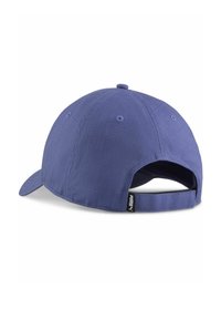 Gorra de béisbol morada con visera curva, hecha de tela texturizada. Presenta un cierre tipo snapback y una pequeña etiqueta de logo en el lateral.