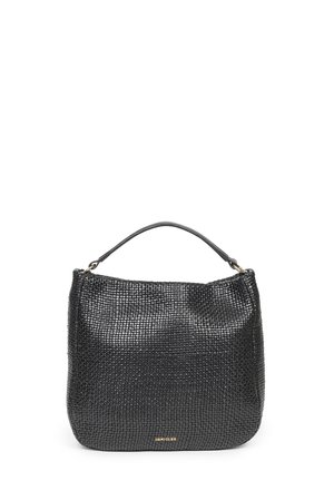 Czarna pleciona skórzana torebka z krótkim uchwytem, o zaokrąglonym, prostokątnym kształcie, z małym złotym logo "Deni Cler" na dole pośrodku.