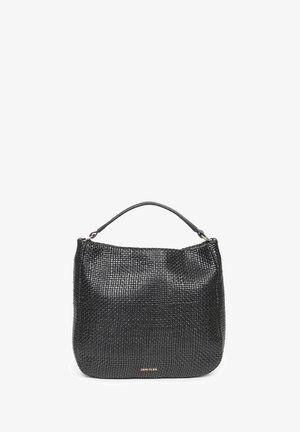 Czarna pleciona skórzana torebka z krótkim uchwytem, o zaokrąglonym, prostokątnym kształcie, z małym złotym logo "Deni Cler" na dole pośrodku.