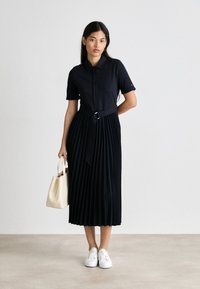 Tommy Hilfiger MIX PLEATED DRESS - Kreklkleita - desert sky
