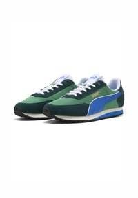 Puma sportbačiai su tinklelio ir zomšos viršumi tamsiai žaliame ir mėlyname atspalvyje, balti raišteliai, paminkštintas padas ir auksinė logotipas šone.