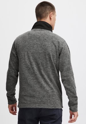 Herre grå pullover med tekstureret overflade, der har en sort krave. Lange ærmer med tætsiddende manchetter og en afslappet pasform. Enkel design.