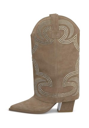 Bota de vaquero de ante marrón con punta puntiaguda, decorada con tachuelas plateadas curvas y un tacón bloque con un detalle en plata.