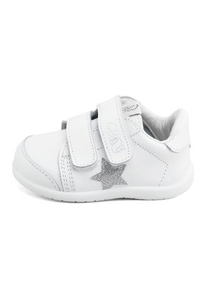 Zapatilla blanca para niños con dos tiras de velcro y una decoración de estrella plateada con purpurina en el lateral, vista de perfil.
