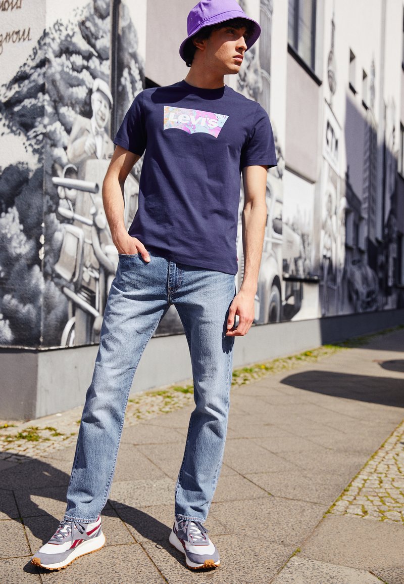 Levi's® GRAPHIC CREWNECK TEE - T-shirt estampada - naval academy