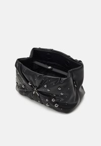 Borsa sintetica nera con un design arricciato, decorata con borchie argentate. Presenta una chiusura a scatto e un compartimento interno foderato in tessuto.