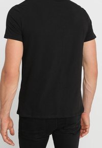 Zwarte T-shirt van katoen, met korte mouwen en een rechte snit, met een gladde textuur en zonder zichtbare patronen of accenten.