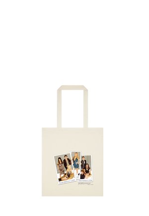 Beige tote taske med en grafik af seks unge voksne, der er stilfuldt klædt i tre overlappende Polaroid-stil rammer og teksten "Skandaløse liv i Manhattans elite."