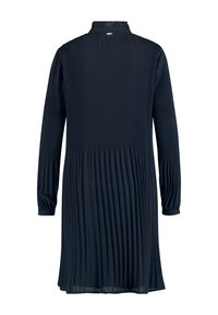 Marinblå långärmad klänning i plisserad tyg, med hög krage och elastiska ärmslut. Designen flödar mjukt från midja till fåll.