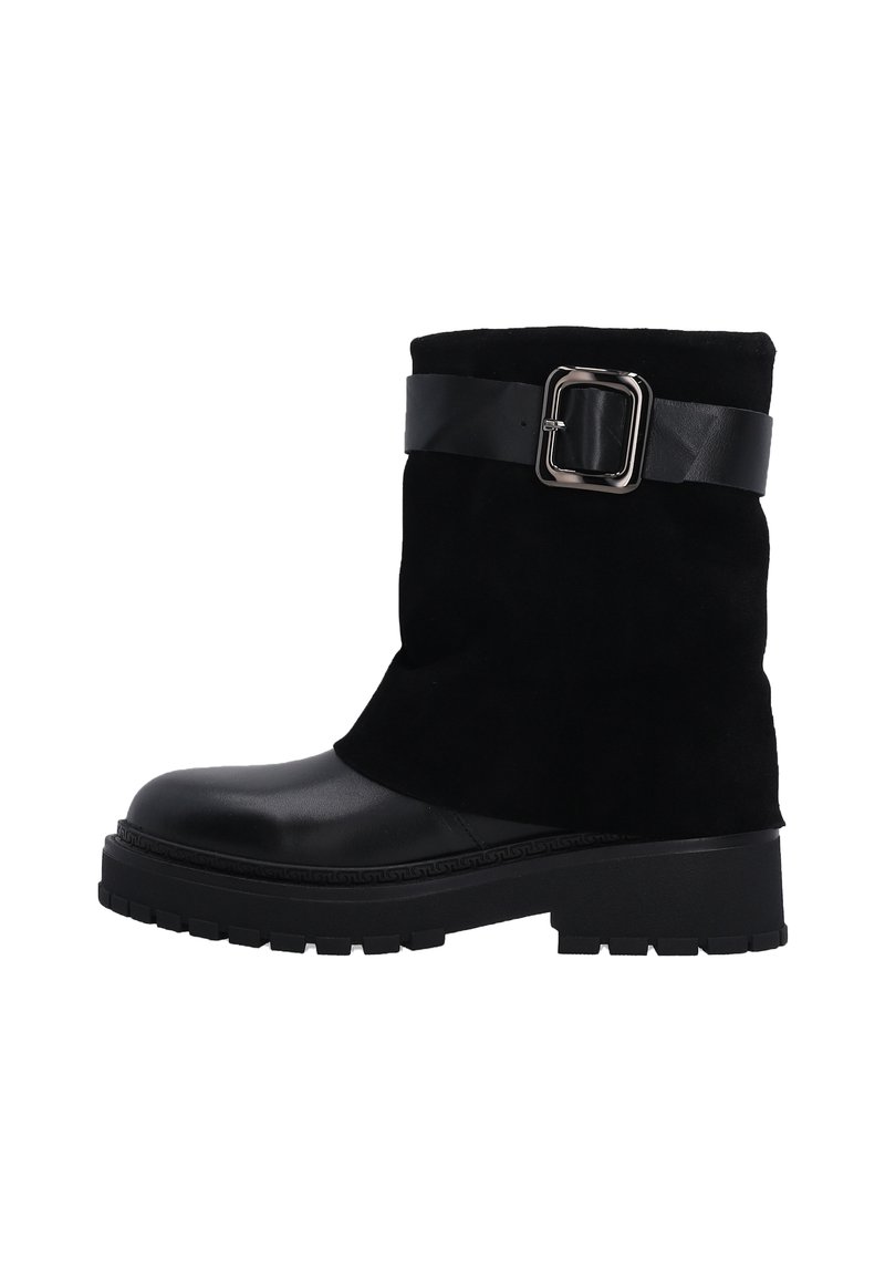 Schwarzer Stiefel mit einem Obermaterial aus Wildleder und einer Lederspitze. Verfügt über einen breiten schwarzen Riemen mit einer silbernen Schnalle. Dicke, strukturierte Sohle für Grip.
