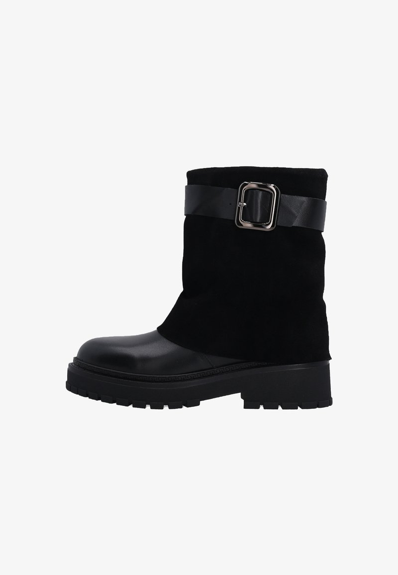 Schwarzer Stiefel mit einem Obermaterial aus Wildleder und einer Lederspitze. Verfügt über einen breiten schwarzen Riemen mit einer silbernen Schnalle. Dicke, strukturierte Sohle für Grip.