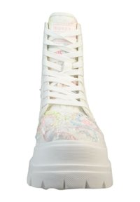 Adidași înalți albi cu un model texturat, ornati cu accente brodate colorate, șireturi plata și o talpă groasă din cauciuc.