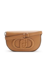 Bolso de mano de cuero marrón claro con forma curva, que presenta un acento de logotipo prominente y una correa con hebilla. Textura suave y diseño minimalista.