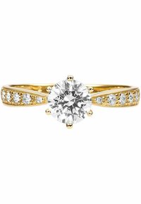 Gouden ring met een ronde, heldere center diamanten gezet in zes klauwen, met kleinere diamanten ingelegd langs een gestructureerde band.
