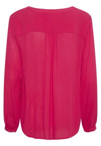 Blouse à manches longues en rose vif, en tissu transparent, coupe décontractée, encolure arrondie, avec des poignets boutonnés et un détail de pli au dos.