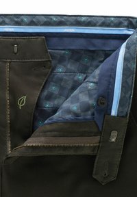Pantalons en tissu noir avec un logo de feuille verte. L'intérieur présente une doublure à motifs bleus et marine et une poche zippée.