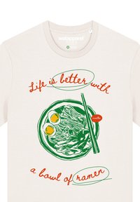 Crème t-shirt met een gestileerd ramenkomontwerp met groene noedels, twee gele eieren en rode tekst die zegt "Het leven is beter met een kom ramen."
