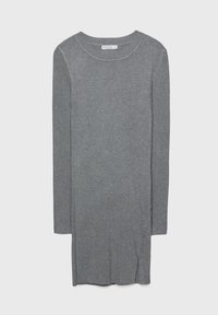 Robe en maille côtelée grise, manches longues, encolure ronde, fentes latérales à l'ourlet et texture douce. Silhouette simple et droite.