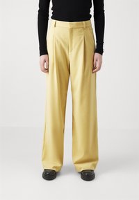 Gestuz PAULA WIDE PANTS - Auduma bikses - dried moss