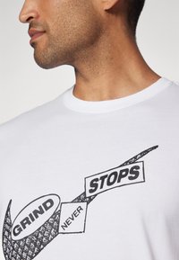 Nike Performance TEE GYM KIT - T-skjorte til trening - white