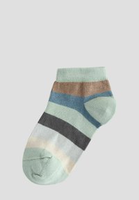 Chaussette de cheville rayée avec des bandes vert clair, marron, bleues et noires. Matériau tricoté doux avec un renfort au niveau des orteils et du talon.