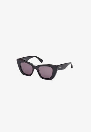Gafas de sol de estilo gato negro con lentes oscuros. Acabado mate en las monturas, con formas angulares y brazos delgados. Logo minimalista en la patilla.