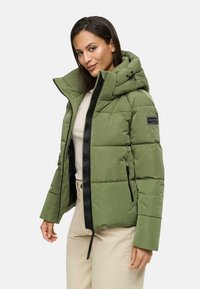 Groene pufferjack met capuchon, doorstikt ontwerp, zwarte rits en logo patch. Heeft een ontspannen pasvorm en een gestructureerde stof.