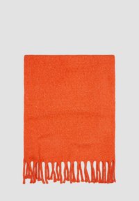 Écharpe orange en tissu doux et texturé, ornée d'un bord frangé au bas pour un détail supplémentaire.
