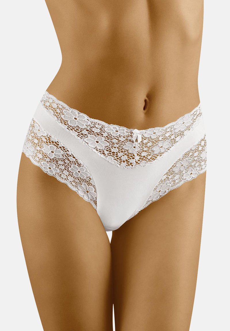 Weißes Spitzenunterwäsche-Set mit einem floral gemusterten Spitzenbund mit gewellten Kanten und einem kleinen Schleifchen vorne. Aus weichem Baumwollmaterial.