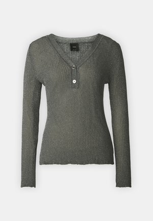 Sweter z długim rękawem, w dekolcie w serek w ciemnoszarym kolorze, z prążkowaną teksturą i pojedynczym guzikiem przy dekolcie. Miękki, lekki materiał.