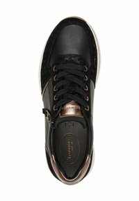 Svart sneaker med en kombination av slät läder och texturerad tyg med bronserade detaljer, snörning och en dragkedja på sidan.