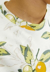 Jack & Jones Junior ALL OVER - Trükipildiga T-särk - buttercream