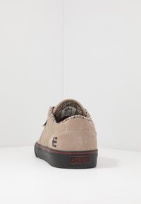 Etnies BARGE - Sapatilhas de skate - tan/black